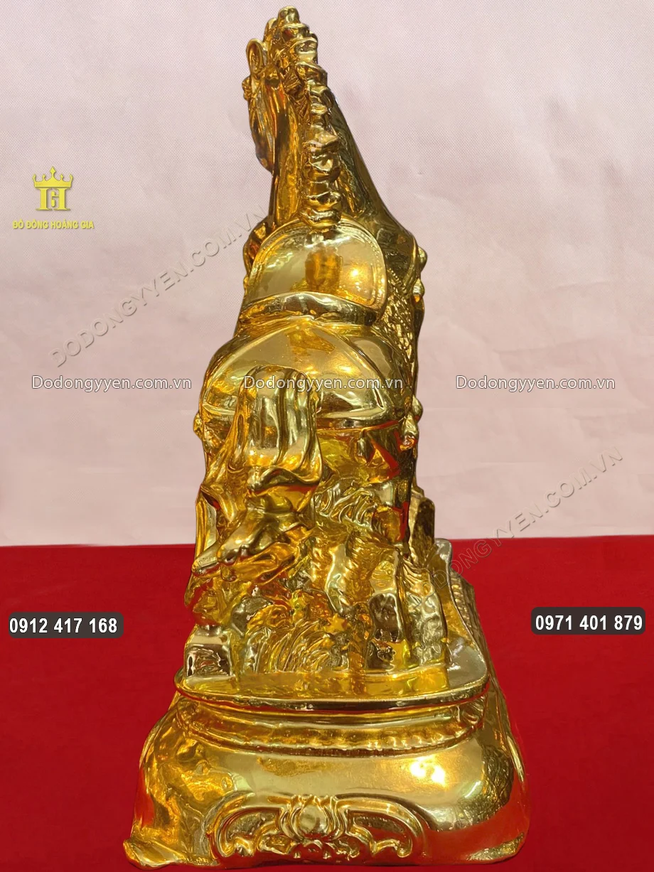 H&igrave;nh ảnh ph&iacute;a sau của bức tượng ngựa